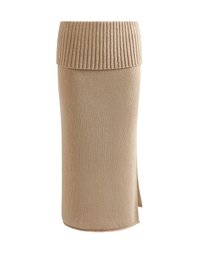 Beige strikket skjørt med ribbet midje, rett silhuett og en sidedelt. Myk tekstur og sømløs konstruksjon.