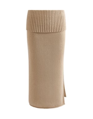 Jupe tricotée beige avec une taille côtelée, silhouette droite et une fente latérale. Texture douce et construction sans couture.