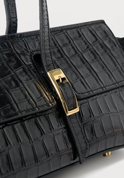 Μαύρη δερμάτινη τσάντα με υφή, μοτίβο κροκοδείλου, χρυσή ορθογώνια αγκράφα και δομημένο κλείσιμο με καπάκι, σε λευκό φόντο.