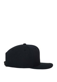 Șapcă neagră tip snapback cu vizor plat, țesătură texturată, design cu șase panouri și o curea ajustabilă la spate. Fără logo-uri sau modele vizibile.