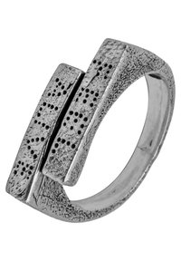 Silver ring med två texturerade band som har små hål. Bandena har en något ojämn, geometrisk form och en polerad insida.
