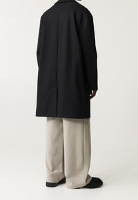 PULL&BEAR Krátký kabát - black