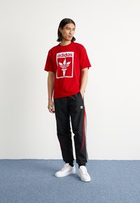 adidas Originals TREFOIL TORCH - Print T-shirt - better scarlet