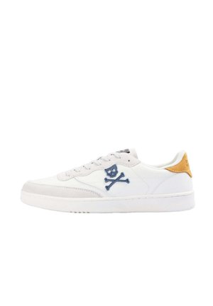 Witte sneaker met suède accenten en een blauwe schedel met gekruiste botten logo. Gecorrigeerde rubberen zool met een vetersluiting ontwerp. Gele hielstrook.