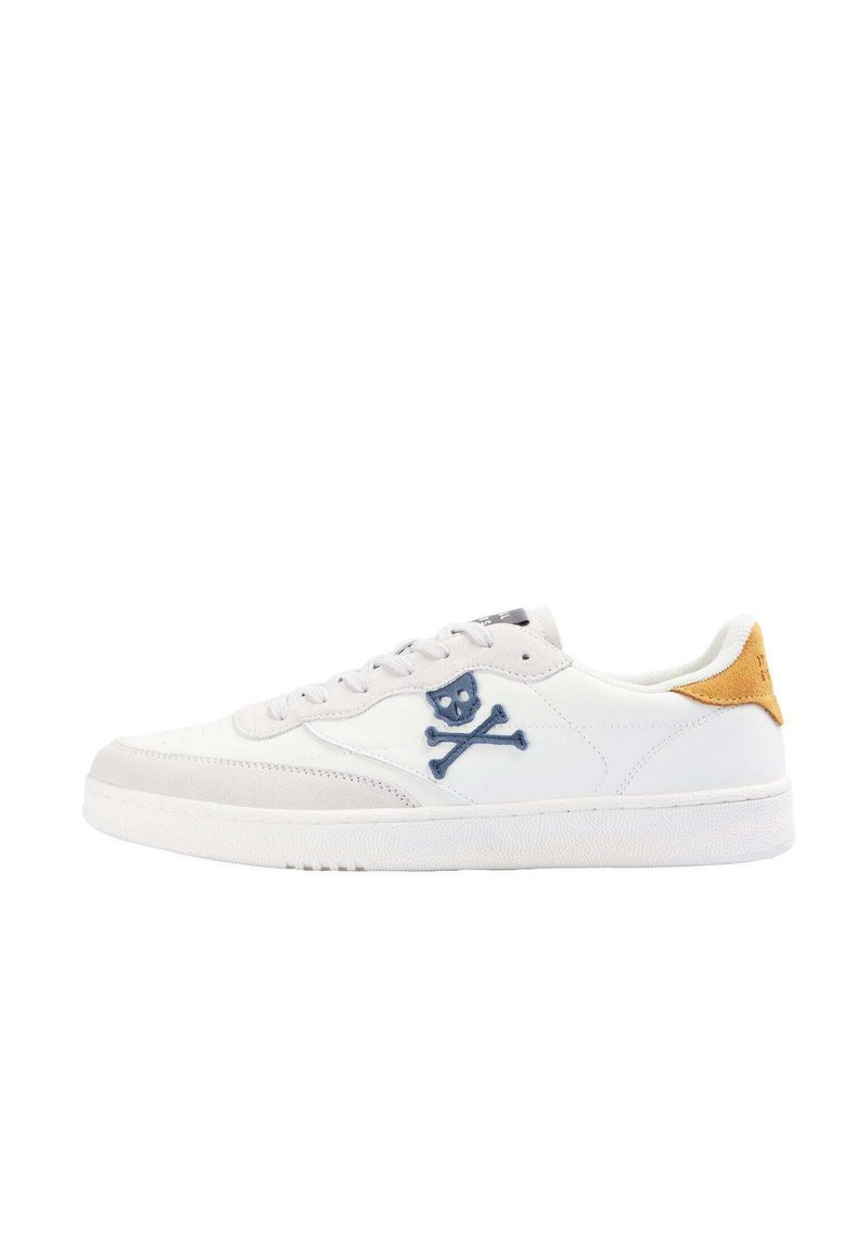 Witte sneaker met suède accenten en een blauwe schedel met gekruiste botten logo. Gecorrigeerde rubberen zool met een vetersluiting ontwerp. Gele hielstrook.