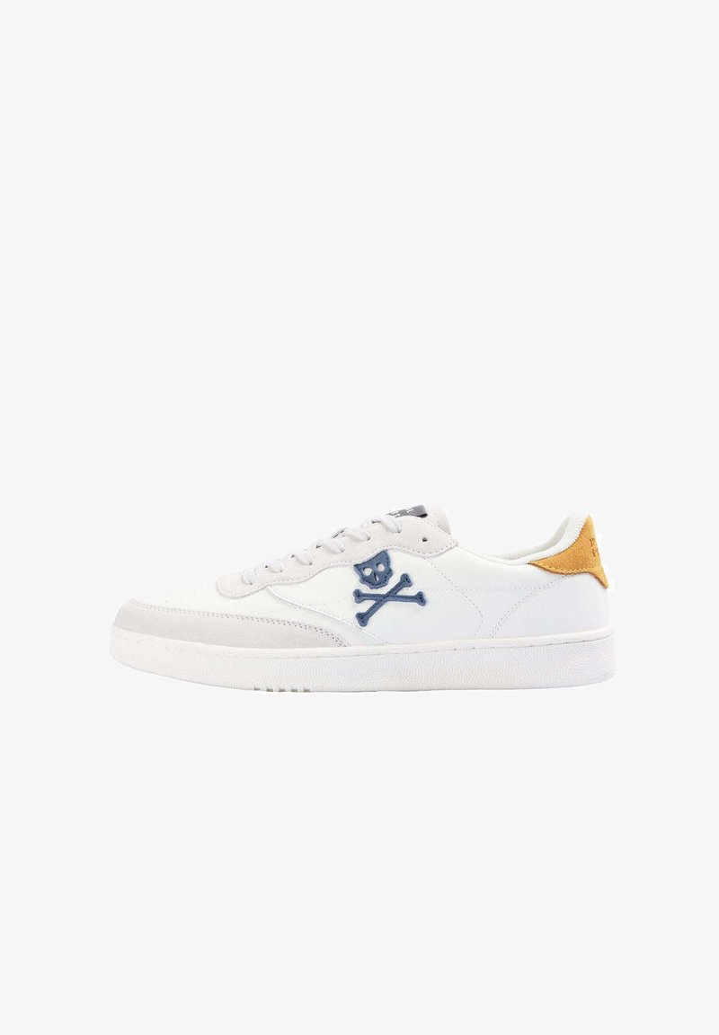 Witte sneaker met suède accenten en een blauwe schedel met gekruiste botten logo. Gecorrigeerde rubberen zool met een vetersluiting ontwerp. Gele hielstrook.