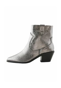 Bottines métalliques argentées avec un cuir pointu, surface texturée et talon empilé noir. Comprend des coutures décoratives et une languette de traction.