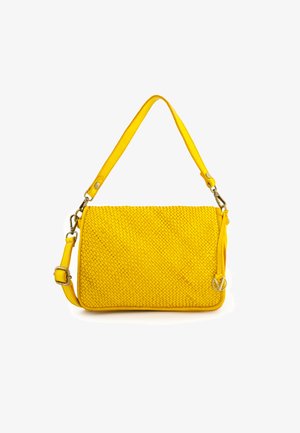 Gelbe geflochtene Lederhandtasche in rechteckiger Form, mit verstellbarem Schulterriemen und einem metallischen Logo-Accent. Die strukturierte Oberfläche erhöht das visuelle Interesse.