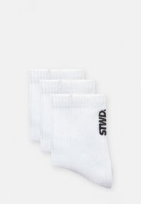 Biele bavlnené ponožky do členkov v trojbalení so silnou štruktúrou a čiernym logom "STWD." na boku.