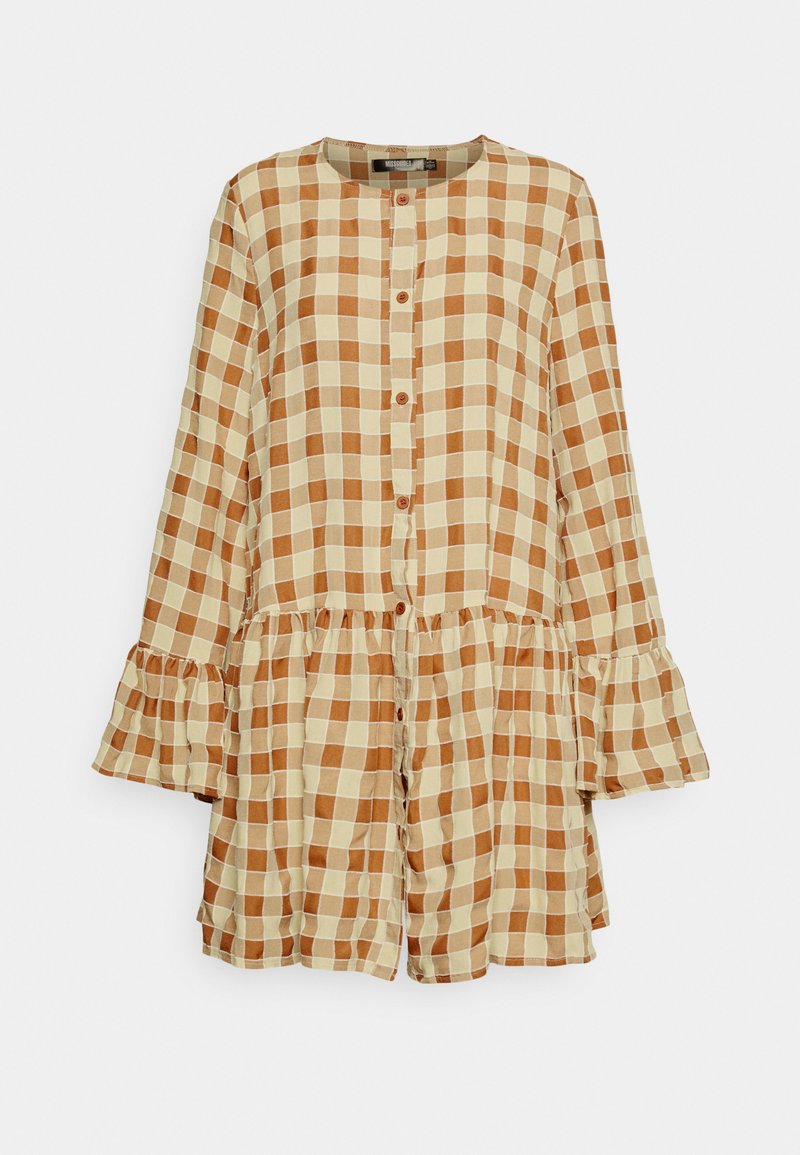 Vestido de botão, de mangas longas, em tecido xadrez castanho e creme. Punhos franzidos e uma bainha ampla acrescentam volume e detalhe.