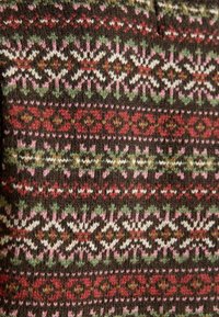 Volneno pleteno blago z vodoravnimi Fair Isle vzorci v rjavi, rdeči, beli, rožnati in zeleni geometrijskih oblikah ter cvetličnimi motivi.