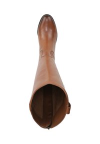 Botte en cuir brun, haute, avec une finition lisse, des coutures incurvées et une fermeture éclair intérieure pour un enfilage facile. La semelle est plate et élégante.