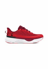 Baskets de sport rouges avec une tige en mesh, un design épuré, une semelle intermédiaire blanche et des accents noirs. Présente un motif texturé et un système de laçage.