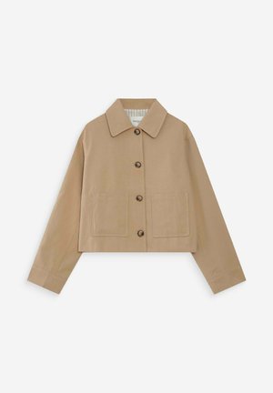 Veste courte beige avec manches longues, col large, quatre boutons marron et deux poches plaquées à l'avant sur fond uni.