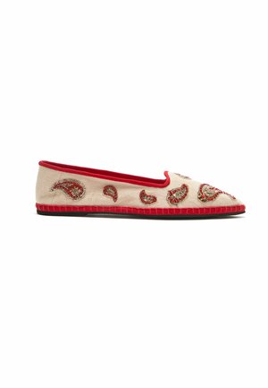 Scarpa piatta beige con rifiniture rosse, decorata con ricamo di perline paisley rosse e dorate e suola rossa testurizzata.