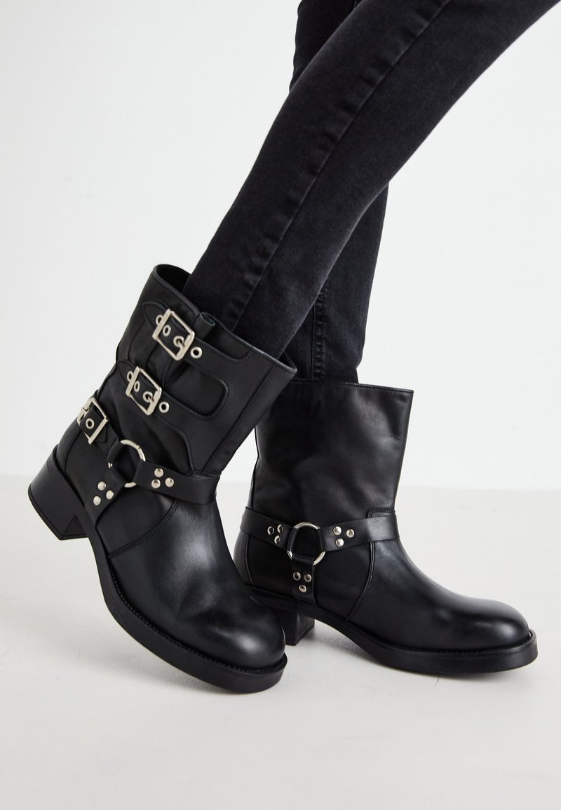 Botines Tacón Goma Botas Mujer Steve Madden EN-ROUTE Negro - Piel Sintética  - Suela Goma - Taco 5cm Botines Piel Sintética Negros, image size:800x1155