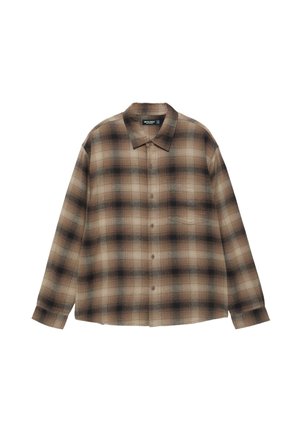 Overhemd met lange mouwen en knopen, in beige, bruin en zwart geruit patroon met een puntige kraag, plat gelegd op een witte achtergrond.