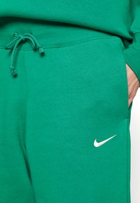 Nike Sportswear PHOENIX W NSW STYLE FLC HR PANT CURVE - Calças de fato de treino - malachite/sail