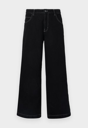 Fekete, bő szárú farmernadrág, gombos záródással, öt zsebbel és eltérő fehér varrással az illesztéseknél.