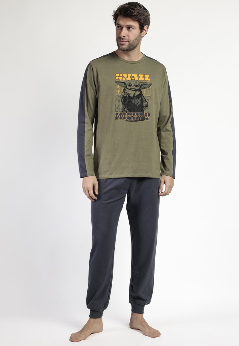 Camisa de manga larga verde oliva con estampado gráfico; mangas azul marino. Pantalones gris oscuro con puños. Mezcla de algodón, corte relajado.