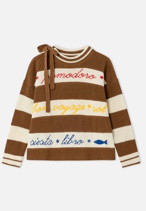 Πλεκτό πουλόβερ με καφέ και κρεμ ρίγες. Διαθέτει πολύχρωμο κείμενο σε κόκκινο, κίτρινο και μπλε. Περιλαμβάνει λεπτομέρεια δεμένου λαιμού και φαρδιά μανίκια.