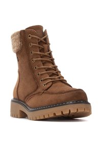 Botas de tobillo de ante marrón con un puño de punto texturizado, que cuentan con un diseño de cordones, ojales dorados y una suela de goma resistente.