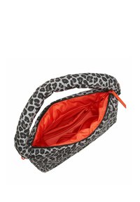 Handtasche mit Leopardenmuster und gepolstertem Griff, geöffnet, um das leuchtend orangefarbene Innenfutter mit mehreren Fächern und Taschen zu zeigen.