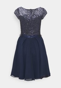Robe bleu marine avec corsage à manches courtes à sequins et ceinture en satin, jupe fluide en chiffon, conçue pour des occasions formelles.