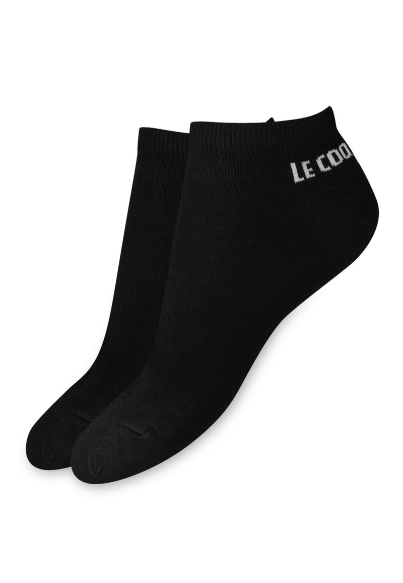 Calcetines negros hasta el tobillo hechos de un tejido suave y elástico. Presenta puños acanalados y texto impreso en blanco en el lateral. Diseño simple y funcional.