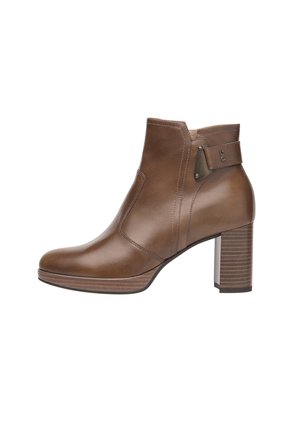 Bruine leren enkellaars met een ronde neus, verticale stiksels, een decoratieve band aan de zijkant en een gestapelde blokhak.