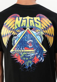 Zwarte T-shirt met een kleurrijk grafisch ontwerp van een panter, driehoek en vleugels, met levendige kleuren en dynamische details.