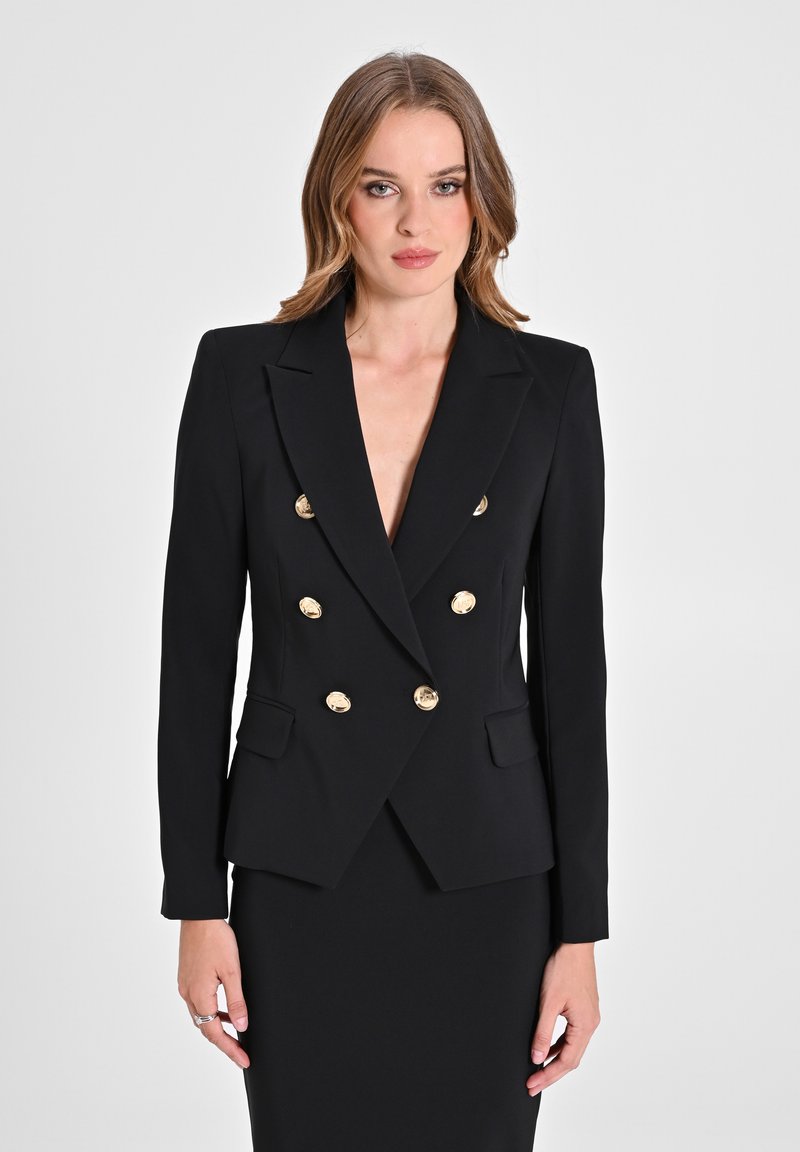 Zwarte dubbelgeknoopte blazer met gouden knopen, scherpe revers en voorzakken, gemaakt van gladde stof, met een getailleerde pasvorm en een iets gestructureerde vorm.