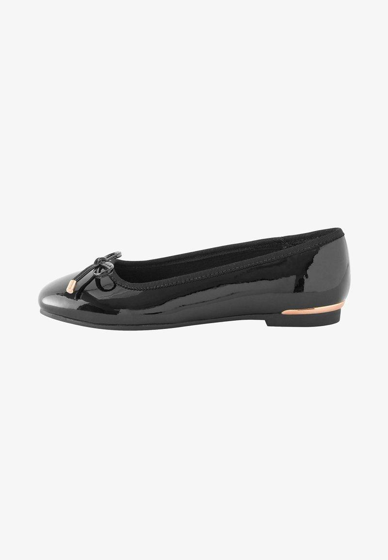 Ballet flat in pelle patent nera con punta tonda, fiocco decorativo sulla tomaia e accento sottile in rosa oro sul tallone. Texture liscia, profilo basso.