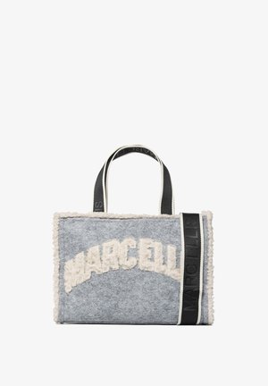 Sac fourre-tout en feutre gris avec une bordure en polaire crème et un grand lettrage "MARCELLS". Comprend des sangles de transport doubles en noir et blanc.