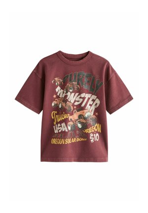 Vinrød kortærmet t-shirt med monster truck-grafik og tekst, der henviser til en USA Oregon truck-begivenhed og billetpris på 10 $.