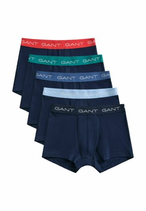 Fünf marineblaue Herren-Boxershorts gestapelt, jeweils mit einem andersfarbigen GANT-Logo-Bund: Rot, Grün, Dunkelblau, Hellblau und Schwarz.