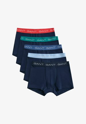 Fünf marineblaue Herren-Boxershorts gestapelt, jeweils mit einem andersfarbigen GANT-Logo-Bund: Rot, Grün, Dunkelblau, Hellblau und Schwarz.
