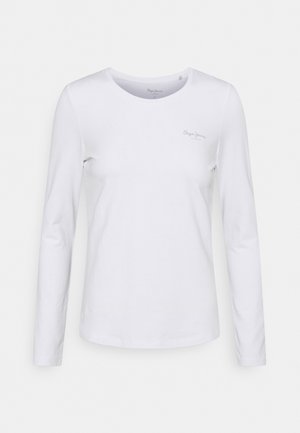 Biała koszulka z długim rękawem i okrągłym dekoltem z małym szarym logo „Pepe Jeans London” na górnej lewej części klatki piersiowej, przedstawiona na jednolitym tle.