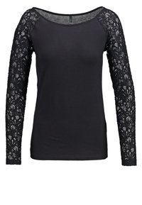 Černý top s dlouhými rukávy, hladkým tělem z látky a složitými krajkovými detaily na rukávech, s širokým výstřihem a přiléhavým střihem.