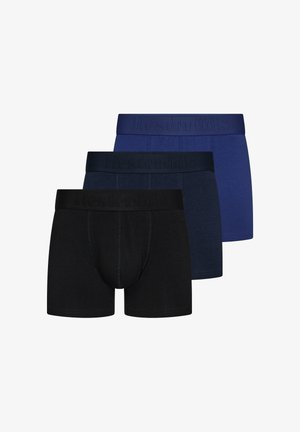Tre par herreboxershorts i sort, mørkeblå og navy farver. Blødt stof med elastisk talje og prægede mærkenavne.