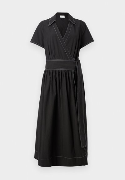 Čierne obopínajúce šaty s krátkymi rukávmi, golierom a širokým pásom. Sú zdobené kontrastným bielym šitím a naberanou sukňou.