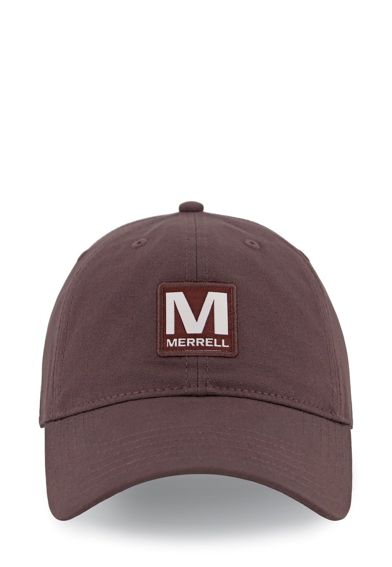 Braune Baseballmütze aus Baumwolle mit einem gebogenen Schirm, versehen mit einem rechteckigen Patch, auf dem ein weißes "M" und das "MERRELL"-Logo in Dunkelrot zu sehen sind.