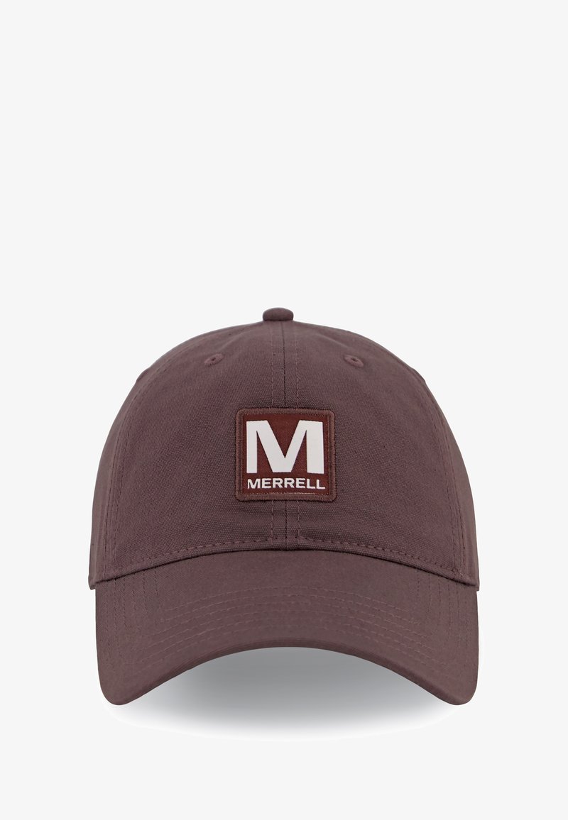 Braune Baseballmütze aus Baumwolle mit einem gebogenen Schirm, versehen mit einem rechteckigen Patch, auf dem ein weißes "M" und das "MERRELL"-Logo in Dunkelrot zu sehen sind.