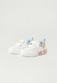 Căști albe cu curele Velcro, accente colorate în nuanțe pastel de roz, albastru și galben, și o talpă din cauciuc texturată cu detalii geometrice.
