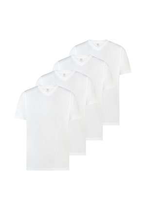 Cztery gładkie, białe koszulki z krótkim rękawem i dekoltem w serek ułożone w przesuniętej linii na białym tle.