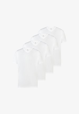 Vier effen witte V-hals T-shirts met korte mouwen, in een verspringende lijn gerangschikt op een witte achtergrond.