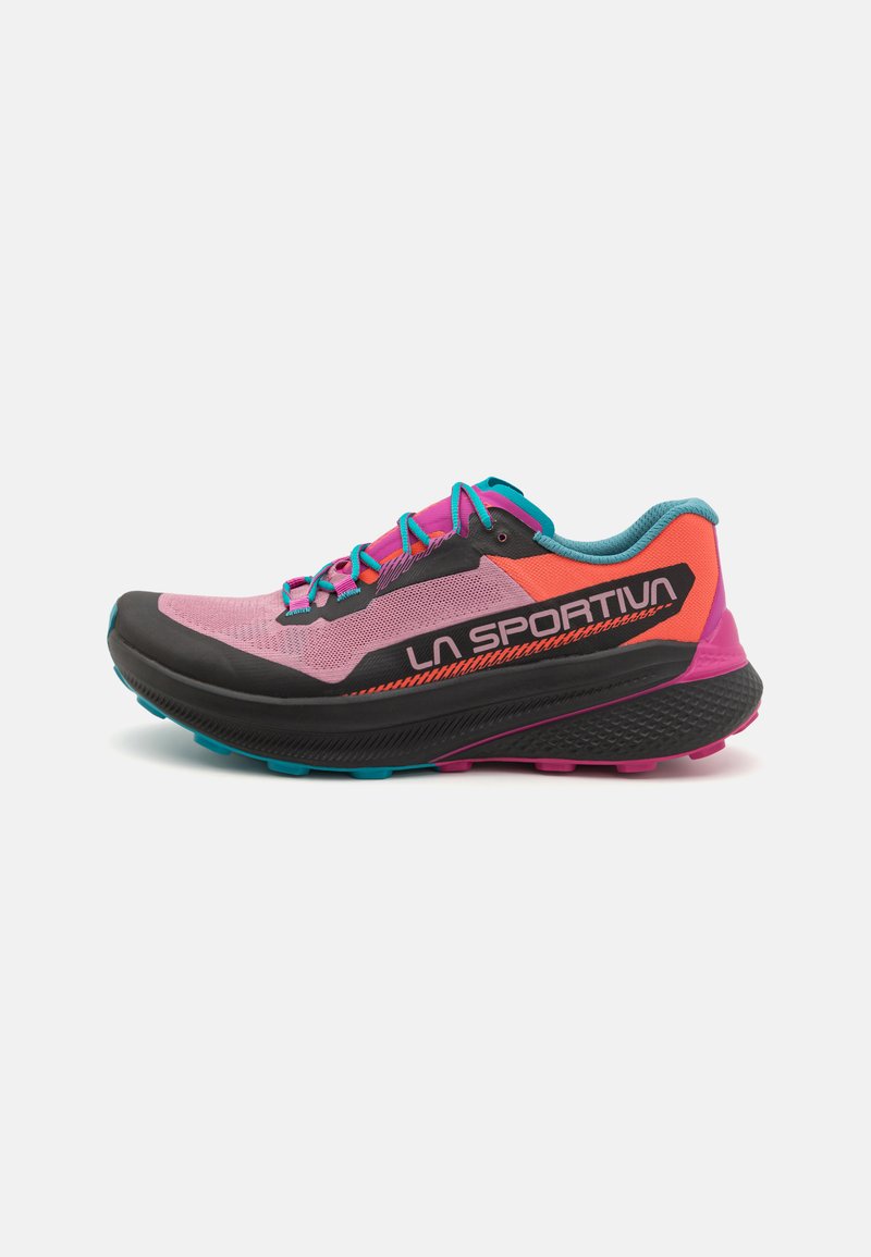 Zapatilla de running con un diseño en negro, rosa y naranja; parte superior de malla, acentos coloridos, suela acolchada y suela texturizada para tracción.