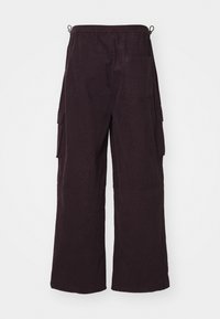 Pantaloni cargo din catifea mov închis, cu un design cu picior larg, talie elastică și două buzunare laterale pentru utilitate. Textură netedă.