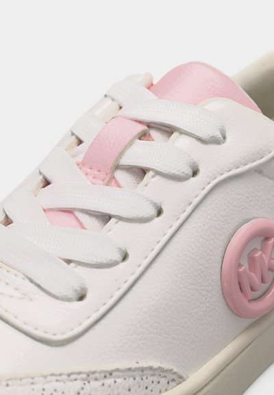 Λευκό αθλητικό παπούτσι με ροζ γλώσσα και λογότυπο, λευκά κορδόνια που περνούν από τρύπες, εμφανίζοντας υφή δέρματος και λείο πάτο.