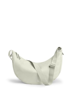 Borsa a tracolla grigio chiaro a forma di mezzaluna con tracolla regolabile e due zip, con piccolo logo "GOT BAG" sul davanti.